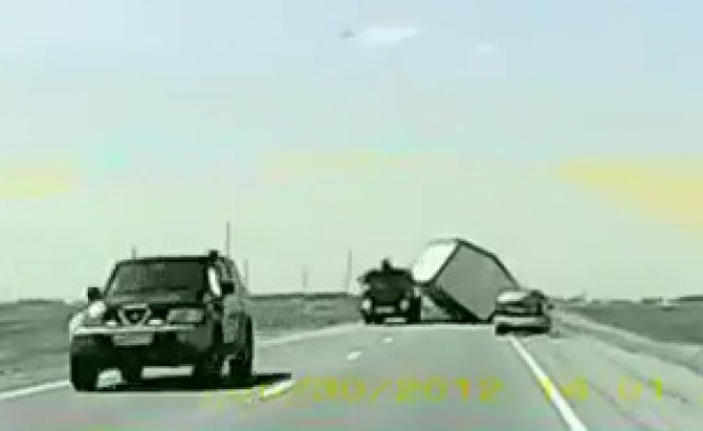 Къща блъсна кола в Русия