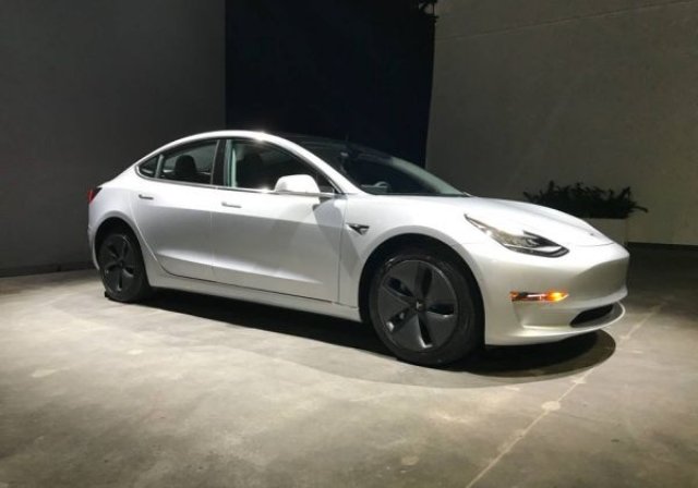 Tesla Model 3 на старо се продава 4 пъти по-скъпо от нова