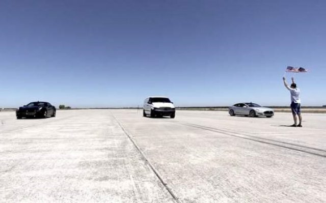 Електрически бус наказа Tesla Model S и Ferrari California