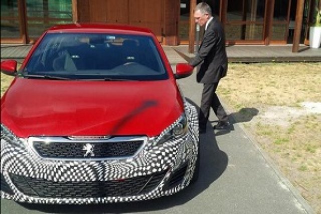 Шефът на PSA лично пробва Peugeot 308 R Hybrid