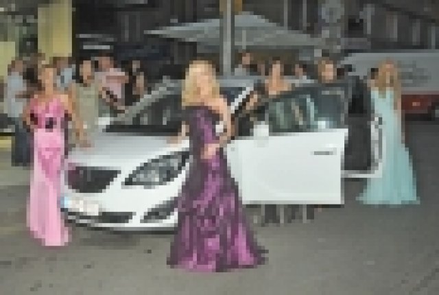 Миски дефилират с Opel Meriva