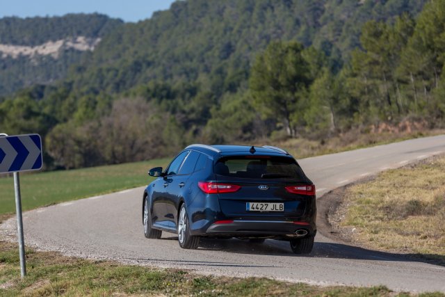 Kia представи първото си комби Optima