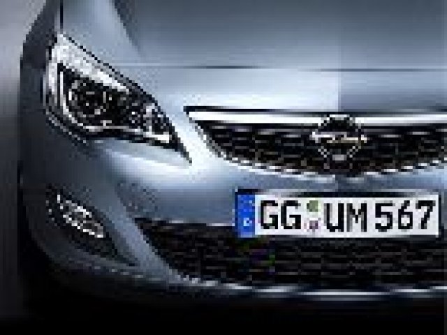 Богат щанд на Opel в Болоня