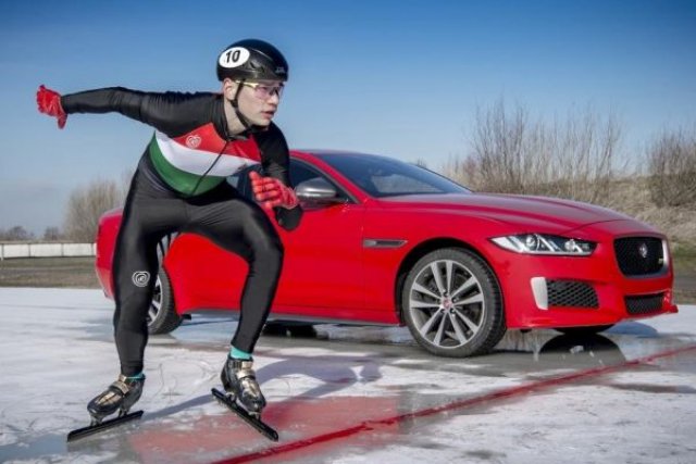 Кой е по-бърз на лед: Jaguar XE Sport 300 или олимпийски шампион по шорттрек (ВИДЕО)