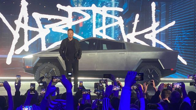 Tesla изненада всички с екстравагантен и много грозен пикап