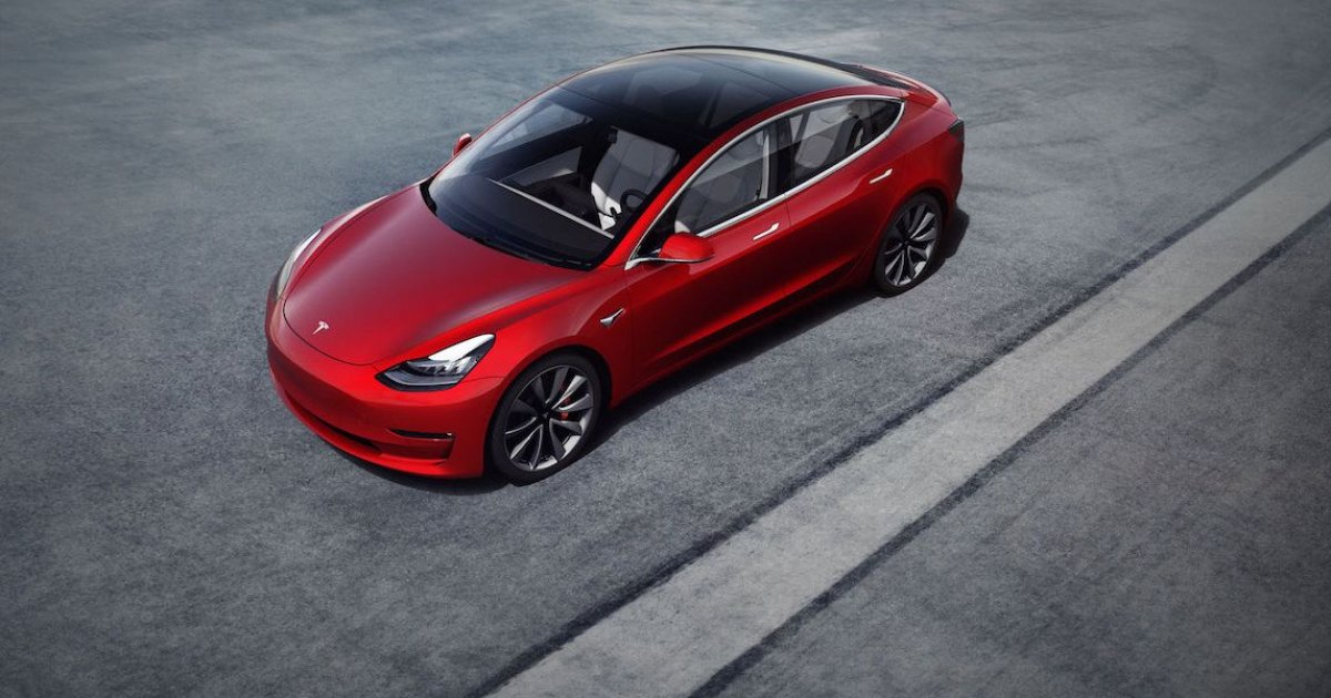 Tesla модель три