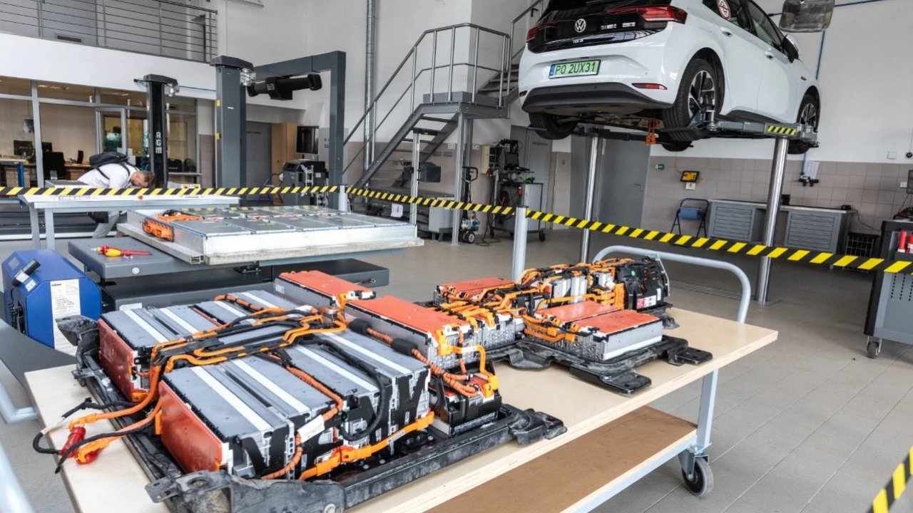 How a €900 EV Repair Saved This Smart Car From the Scrap Yard