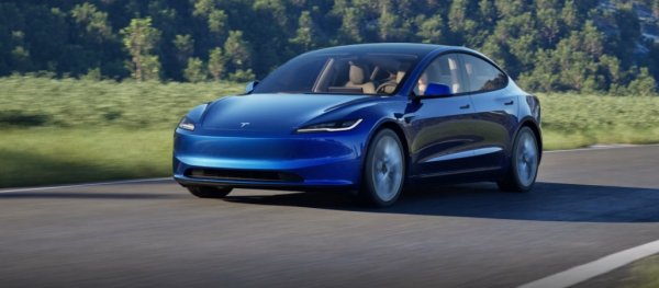 Миналата година Tesla Model 3 спечели тази класация за употребявана електрическа кола на годината. Оттогава цените са паднали още повече; вече можете да вземете Model 3 за под 20 000 евро. Минималистичният интериор на Model 3 изглежда напълно футуристичен, но също така работи добре - след като се справите с факта, че почти всичко се контролира чрез огромния 15,0-инчов сензорен екран.

Шофьорът и пътникът получават много място, а задните седалки са близки до тези на BMW по отношение на пространството. Tesla обаче разбива бавареца по отношение на багажното пространство.
Въпреки че дори най-ранните модели Standard Range Plus имат приличен официален пробег от 408 километра, вместо това бихме потърсили кола за дълъг пробег от 2021 г. нататък. Тези модели имат официален пробег от 580 км. Версиите Long Range също имат задвижване на четирите колела.
Ако можете редовно да зареждате у дома, текущите разходи трябва да бъдат отлични в сравнение с автомобил с двигател с вътрешно горене. Но и Supercharger-ите на Tesla са сред най-добрите.