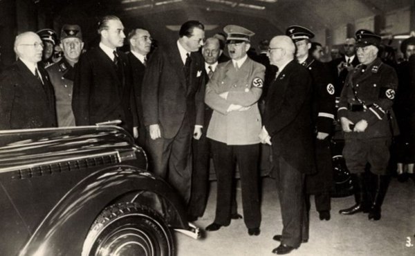 След продажбата на контролния пакет наследниците на Адам Опел тръгват по различни пътища. Междувременно те са издигнати в благороднически сан и прибавят "фон" към името си. Вилхелм фон Опел е един от първите и най-активни финансови благодетели на Националсоциалистическата партия на Хитлер през 1933. След войната е осъден да плати огромна глоба като сътрудник на нацистите, умира година по-късно. 
Брат му Фриц фон Опел, напротив, успява да се спаси от Германия още през 30-те. Той присъства на историческата среща на германските индустриалци, когато те решават да подкрепят Хитлер, но сам отказва да участва. Заминава за Швейцария, после за САЩ, където има значителни инвестиции. Жени се за дъщерята на дипломат и от брака им се ражда бъдещият пилот от "Формула 1" Рики фон Опел.

НА СНИМКАТА: Адолф Хитлер на посещение в Рюселсхайм. Вдясно от него е Вилхелм фон Опел

