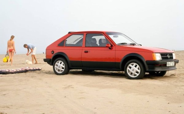 През 70-те гамата на Opel e доста остаряла технологично в сравнение с някои конкуренти. GM решава да инвестира сериозно за наваксване на изоставането. Резултатът е представен през септември 1979 под формата на Opel Kadett D. Това е не само първият автомобил на Opel с предно предаване, но и основата за други емблематични бъдещи модели като Ascona и Corsa. С това започва и фактическото уеднаквяване на гамите на Opel и другата европейска дъщерна марка на GM - Vauxhall. Дотогава британската компания разработва собствени модели, макар и с множество споделени компоненти. От 80-те години насам моделите на Vauxhall са идентични с тези на Opel. 
