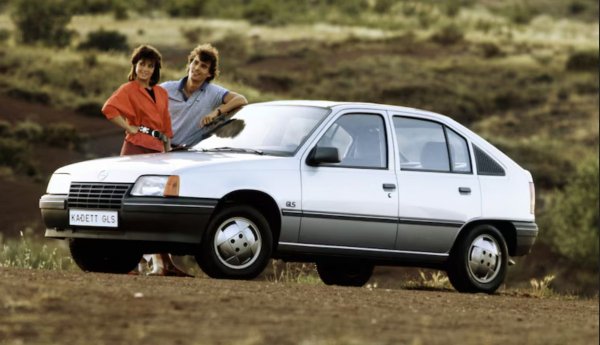 През 1984 се появява и последното поколение на Kadett - E (в България го нарекохме "капката"). Автомобилът е с радикално нов дизайн, с рекордния за класа си коефициент на въздушно съпротивление от 0.30. Kadett става първият модел на Opel, избиран за Кола на годината в Европа (1985). След него още четири опела са постигали същото: Omega A (1987), Insignia (2009), Ampera (2012), Astra K (2016). 
