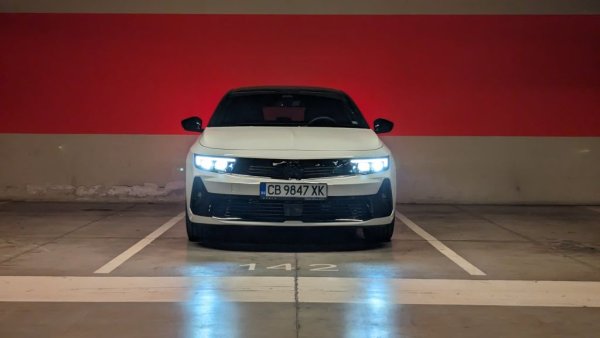 За близо 90 години под шапката на GM Opel почти неизменно е бил на загуба - резултат на недотам ефективното управление на американския свръхгигант. През 2016 нетната загуба на европейския бизнес на GM бе 257 млн. долара. Затова американците решиха да продадат компанията на PSA Peugeot-Citroen. Само за една година новите собственици успяха да оптимизират разходите и да изведат марката на печалба. Продажбите спаднаха драстично - от почти 1.2 милиона автомобила годишно през 2015 до около 600,000 в последните години. Но за сметка на това Opel се радва на рекордни печалби. 
