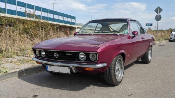 Както вече стана дума, първите модели на Opel са кръщавани със скучни кодове. От 30-те години нататък американският маркетинг нюх променя това. Дълги години моделите се кръщават на чинове от флота (Kapitan, Admiral, Kadett) и на други официални длъжности (Diplomat, Senator). През 80-те това вече изглежда твърде старомодно и компанията преминава към по-младежки и атрактивни имена, завършващи на -а (Corsa, Astra, Tigra, Antara и пр., като се свърши с актуалната Mokka). В ерата "Peugeot" концепцията все още не е променяна. 

НА СНИМКАТА: Opel Manta A от 70-те години, забелязан в отлично състояние по улиците на София 
