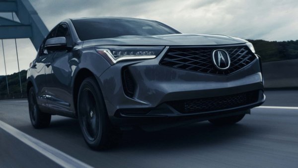 Този автомобил е отбелязан със звездичка, защото Acura технически прекратява производството на настоящия RDX. Компактният луксозен SUV няма да се премине към моделната 2027 година, но компанията вече потвърди, че се разработва хибриден заместник. Големият въпрос е времето, което ще отнеме, защото според Acura, нов RDX няма да се появи &bdquo;няколко години&ldquo;.