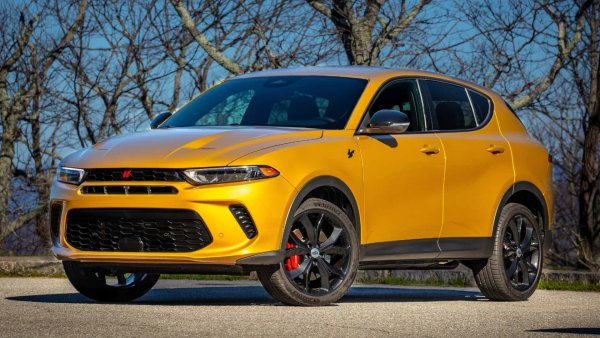 Този модел нямаше как да бъде пропуснат. След само три години на пазара, Dodge прекратява производството на своя бавно продаващ се и не особено впечатляващ компактен SUV. По-малко от 40 000 Hornet-а са продадени по време на целия производствен цикъл и това слабо търсене  принуди Dodge да преосмисли стратегията си за италианския модел.