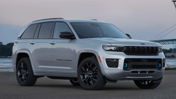 Като част от преработените планове за електрификация на Stellantis, Jeep се отказва от plug-in хибридния Grand Cherokee 4xe. Представен за моделната 2022 година, той предлагаше до 40 км пробег изцяло на електричество. Но мащабно изтегляне от пазара през 2025, засегнало повече от 90 000 автомобила, определи съдбата му и моделът скоро ще изчезне завинаги.