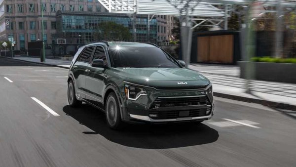 И тук има звездичка, защото plug-in хибридната версия на Niro ще бъде спряна от производство и предлагане за пазара в САЩ. Този ход не би трябвало да е голяма изненада, защото версията PHEV е най-слабо търсената от гамата на модела. Добрата новина е, че бензиновото Niro и Niro EV ще остана поне до 2027.