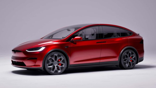 Точно както Model S, Tesla ще спре производството на своя SUV Model X след тази година. Model X дебютира две години след Model S, през 2015 г., и получи няколко фини фейслифта през дългото си съществуване. Но подобно на Model S, най-големият SUV на Tesla вече остаря и губи битката с конкурентите.