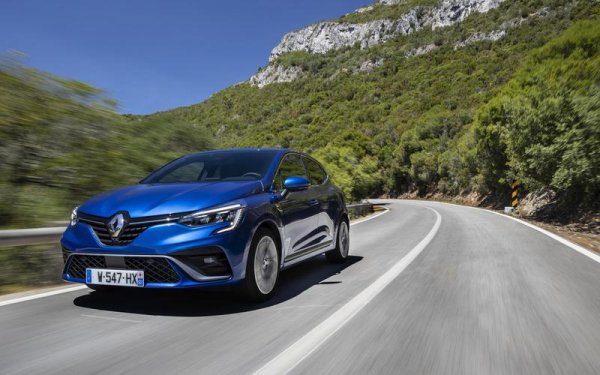 Моделът дръпна малко във Франция през 2019 г., за да се задържи на статута си на най-продаван модел. Като единична моделна линия, Peugeot 208 беше продаваният, но името Clio се прилага за по-широка гама автомобили и с идването на новото поколение модел през 2019 г. увеличи продажбите си с 2% в сравнение с 2018 г. 