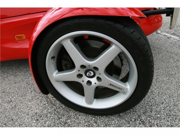 Автомобила използва двигател и трансмисия от Ford Mustang 