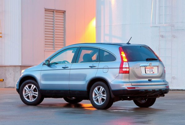 Компактният кросоувър CR-V е с високи продажби от много години и е популярен благодарение на достъпната си цена и високата степен на надеждност. Въпреки че делът на CR-V, които остават при първия собственик повече от 15 години, е по-нисък от предишните лидери (само 10,7%), този автомобил остава търсен. Струва си да се отбележи, че не всеки автомобил успява да измине повече от 400 000 км, но CR-V се справя с тази задача в 10,6% от случаите.