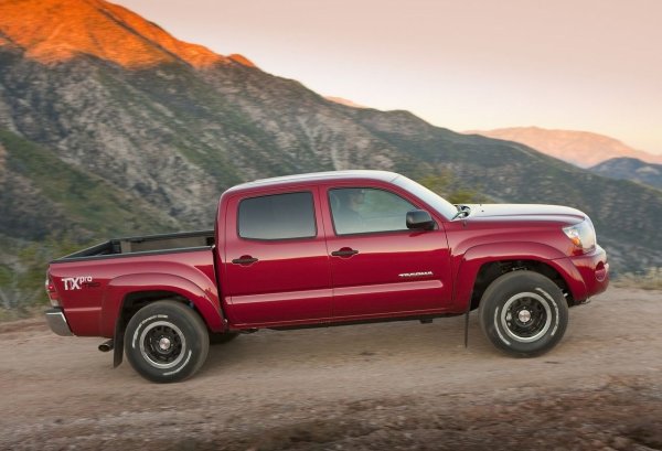 Пикапите на Toyota отдавна се утвърдяват като надеждни и издръжливи &bdquo;работни коне&ldquo;, особено моделът Tacoma. Според данните, почти един на всеки десет шофьори (11,6%) продължава да кара колата си повече от 15 години. Това е един от онези редки модели, при които значителна част от автомобилите изминават 400 000 км (вероятността за такова събитие достига впечатляващите 25,3%).