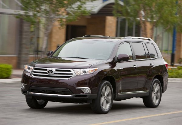 Този средноразмерен SUV се превърна в лидер сред автомобилите, които най-често остават в притежание на един човек за дълго време. Според статистиката, 12,4% от собствениците на Toyota Highlander използват този автомобил повече от 15 години. Също така е важно да се отбележи, че 12,7% от екземплярите надвишават границата от 250 000 мили (около 400 000 км). Предимствата на този модел включват добра остатъчна стойност и ниски експлоатационни разходи.