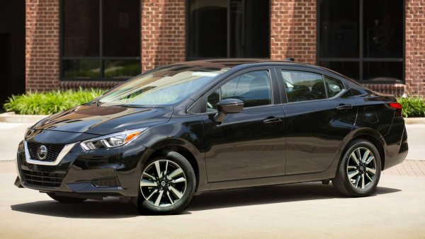 Nissan Versa може вече да не е най-евтината нова кола, която можете да си купите в САЩ, но все пак си остава изгодна сделка. Достъпната цена отразява неговия малки и компактен раазмери, както и ниското собствено тегло. 