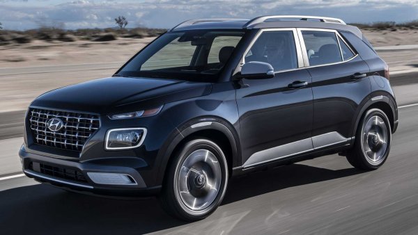 Попадането на хечбеци и седани в списъка не е изненада, но се оказва, че някои компактни кросоувъри също тежат много малко. При Hyundai Venue разликата с батерията на GMC Hummer е около 140 кг.