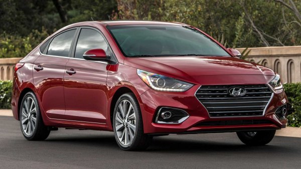 Hyundai Accent все още е на пазара, като му предстои освежаване в средата на цикъла. Той също е един от 10-те нови автомобила, които тежат по-малко от пакета батерии на пикапа.