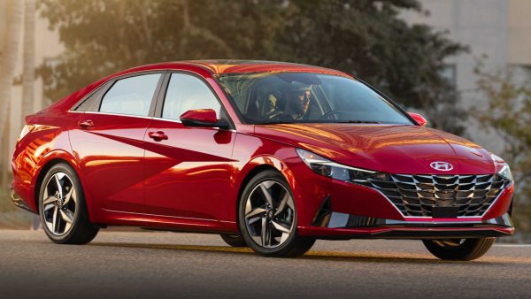 Hyundai Elantra е една от големите изненада в тази група, но трябва да се отбележи, че в стандартния си вариант той е доста лек. Хибридните и по-спортните модификации N Line и N добавят допълнително тегло на модела.