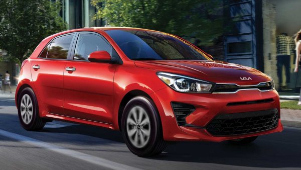 Kia Rio е друг представител на компактния клас в този списък. При него разликата в теглото между хечбека (на снимката) и седана е 4 кг в полза на втория, но и двата са по-леки от батерията на електрическия пикап на GMC.