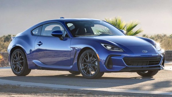 И Subaru BRZ, и Toyota GR86 са по-големна на размери от Mazda Miata, като побират още двама души в салона, но дори цялото това допълнително тегло не е достатъчно, за да може обновеният модел от 2022 г. да надхвърли батерията на Hummer. 