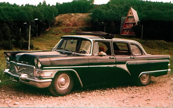 Класическата "Чайка" бе седан. Имаше отделни кабрио версии, предназначени да возят командващите по време на военните паради, както и съвсем малък брой удължени лимузини. 
Още по-рядка от тях обаче е тази версия с подвижен мек покрив тип ландо. В архивите на ГАЗ няма сведения да е изработван подобен автомобил. Най-вероятно е дело на някой от военните ремонтни заводи. 
