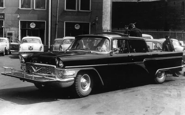 Още един открит вариант на Чайка, този път заводски, с моделно име ОСАД-3. Тези машини са произвеждани от завода в град Чернигов, подопечен на Министерството на културата на СССР, за нуждите на съветската киноиндустрия. Гладкото окачване позволява снимки в движение и всъщност от такава ОСАД-3 са заснети ключови сцени от филми като "Кавказка пленница" и "Диамантената ръка". 
