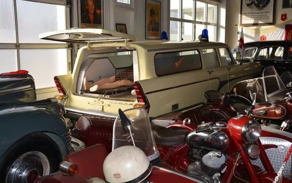 Подобен автомобил е създаден и в ГДР, отново за нуждите на Ерих Хонекер и близкия му антураж. Тук запазната гума е преместена от багажника, за да освободи място за носилка, и е монтирана в специална кутия на левия борд. 
