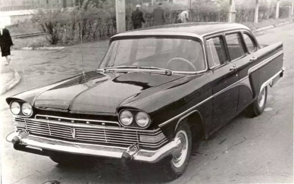 Съществува и друга загадъчна кръстоска - между Чайка и осъвременения в началото на 60-те години ЗИЛ-111. Вероятно това е експериментална бройка, предшестваща планирано серийно производство. Но по някакви причини до него така и не се стига. Възможно е и от Политбюро да са се намесили, за да запазят дистанцията между двата автомобила - в края на краищата Чайка е достъпна за партийни функционери на средно ниво, примерно шефове на областни комитети на партията, докато ЗИЛ е запазен само за висшето ръководство на СССР. 
