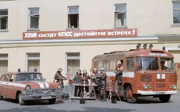 Единствените хора извън партийните ръководители, които са можели да ползват ГАЗ-13 по право, са били московските пожарникари. Някой е преценил, че бързият (на фона на останалите съветски коли) и събиращ по петима пожарникари автомобил ще е полезен при сериозни пожари. Две такива Чайки в оригиналния червен цвят са оцелели до днес. 
 