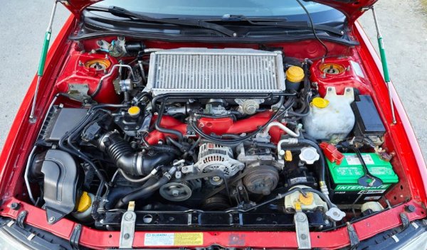 Двигателят на Lancer Evo е по-съскащ и по-отзивчив, докато &bdquo;четворката&ldquo; в WRX STi звучи по-добре. Избрахме последния, който е и единственият двигател с турбокомпресор в класацията. 