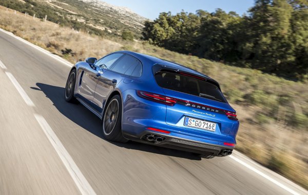 В България все още не се продава електрическото Porsche Taycan, което ускорява от 0 до 100 км/ч за 2,8 секунди. На пазара обаче са няколко хибридни версии на седана Panamera, като най-мощната Turbo S E-Hybrid Sport Turismo разчита на комбинация от 4,0-литров V8 двигател и електромотор със съвкупна мощност 677 к.с., които осигуряват ускорение от място до 100 км/ч за 3,2 секунди.
