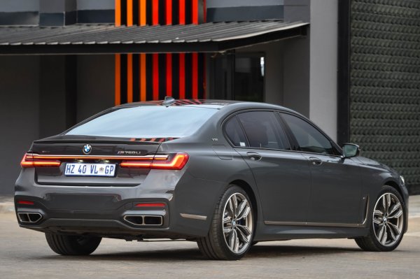 Отново BMW, но този път истинска лимузина - M760Li xDrive. Това е единственият модел в Топ 10 с V12 двигател - 6,6-литров с 585 к.с. и система за задвижване на четирите колела. Ускорението от 0 до 100 км/ч отнема 3,8 секунди, а електронният ограничител на скоростта може да бъде преместен на 305 км/ч.
