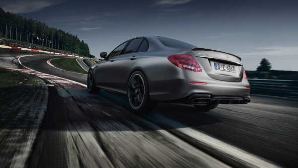 Поредната ракета от Афалтербах, но този път като част от семейството Е-Class. Под капака е поставен същият този мотор с V8 с 612 к.с., но тъй като този седан е по-лек от S-Class времето за ускорение от 0 до 100 км/ч е 3,4 секунди. А максималната скорост е 300 км/ч.
