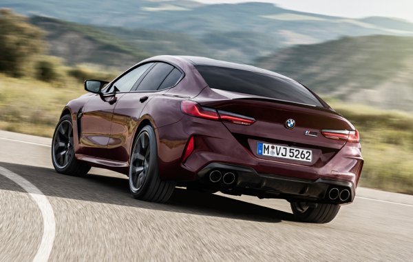 Най-близкият родственик на седана M5 е малко по-бърз, въпреки че двигателят и трансмисията са напълно еднакви. Версията Competition на M8 Gran Coupe вдига 100 км/ч от място за 3,2 секунди.
