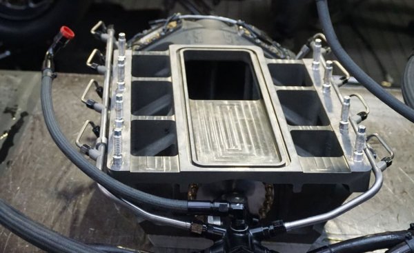 Машините в клас Funny Cars обикновено ползват поточна инжекционна система с множество дюзи. В тази конкретна инжекторите са 32: по два в цилиндровите глави, по един във всмукателния колектор и осем в суперчарджъра. Тези инжектори се захранват от двустепенна горивна помпа с капацитет 1150 литра в час. 
