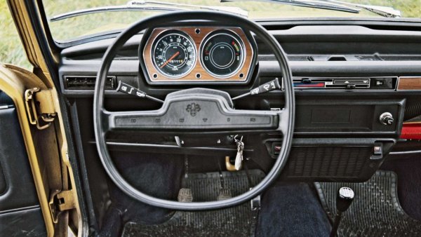 Austin Allegro от 1974 г. има волан, подобен на конфигурацията, използвана в новата Skoda Octavia, тоест с две спици. Разбира се, в случая с британския модел самият волан не е кръгъл, а квадратна със заоблени ъгли. Това е нещо, което навремето успява да привлече внимание.