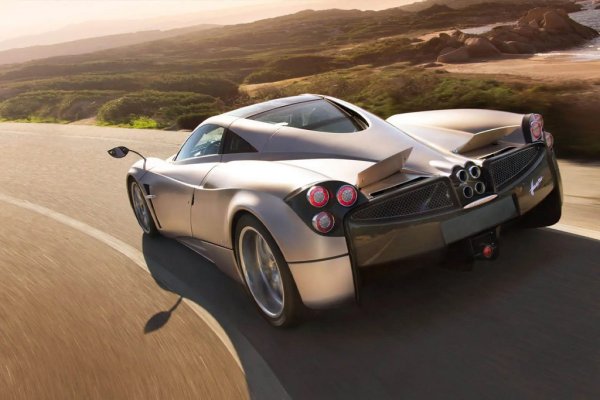 Къде: Абу Даби 
Запитан защо е платил такава колосална сума за една регистрационна табела, имотният магнат Саид Абдул Гафар Хури отвърна: "Защото това е най-хубавото число в света". Освен това стои добре върху неговото Pagani. 