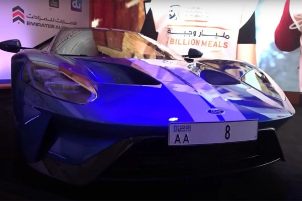 Къде: Дубай
Тези две табели са собственост на познатия ви вече Балвиндер Сахни, който ги купи на поредния търг, организиран от местната Пътна и транспортна агенция. Защо са му толкова много номера ли? В гаража на човека има осем ролс-ройса, Ford GT плюс няколко по-екзотични спортни коли. 