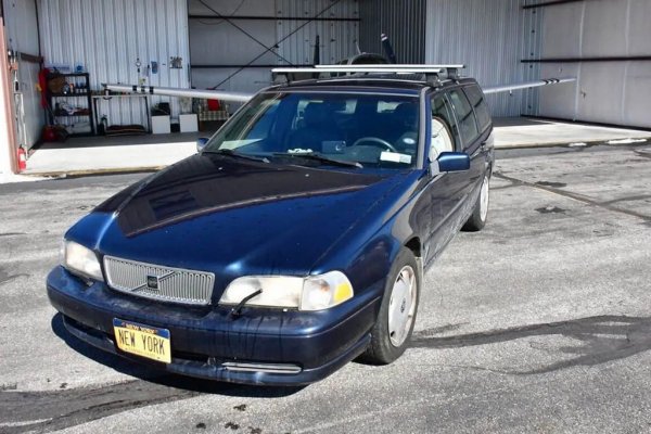 Къде: Ню Йорк, САЩ
Щатът Ню Йорк продава табели с комбинации по желание още от 70-те години. Засега най-скъпата е тази NEW YORK, която наистина е единствена по рода си. Любопитното е, че досега е красяла не някои Bugatti или Ferrari, а това скромно старо Volvo. 
