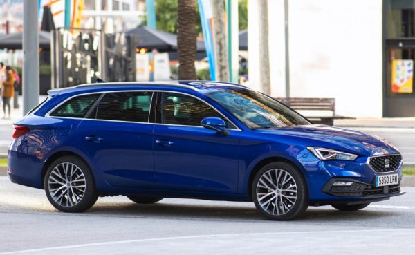 Комбито SEAT Leon е един от добрите компактни семейни автомобили и има защо. Това е благодарение на интелигентното инженерство и отличното качество на изработката, както и на отличната икономия на гориво, комфорта и усъвършенстваната технология за безопасност, които предлага. Той споделя много от техническите си параметри с по-скъпите си братовчеди, а именно Volkswagen Golf и Skoda Octavia, но определено е по-забавен за шофиране от Octavia. Благодарение на голямото вътрешно пространство, комбито Leon е най-добрият избор за семейства, а и предлага отлично съотношение цена-качество.