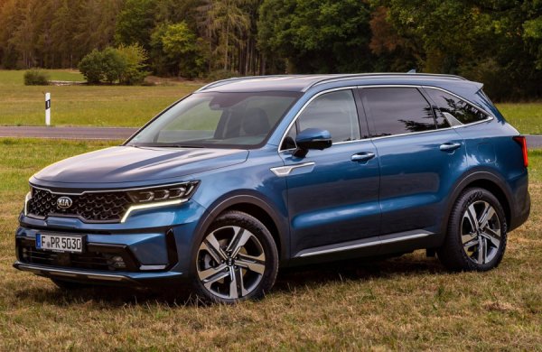 С щедра комбинация от пространство, гъвкавост, комфорт и дълга гаранция в своя арсенал, Sorento е достоен за вашето внимание. За семейства, които искат да преминат частично на електричество, plug-in хибридът се чувства добре в и около града. Освен всичко друго, експлоатационните разходи на Sorento са умерени, а салонът може да побере до седем души, така че дори уикендите ще бъдат по-малко стресиращи. Въпреки че най-добрите модели струват малко повече, всички Kia идват с водеща на пазара седемгодишна гаранция, която наистина помага на семействата да управляват по-добре разходите си.